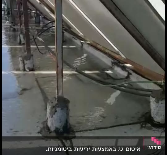משטח בטון רטוב עם עמודי מתכת חלודים